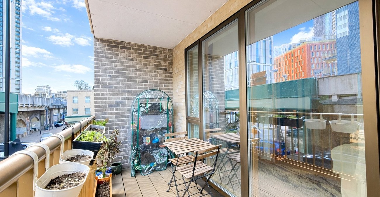 2 bedroom property for sale in London | Robinson Jackson