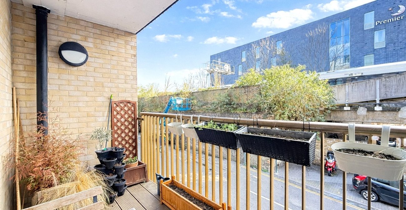 2 bedroom property for sale in London | Robinson Jackson