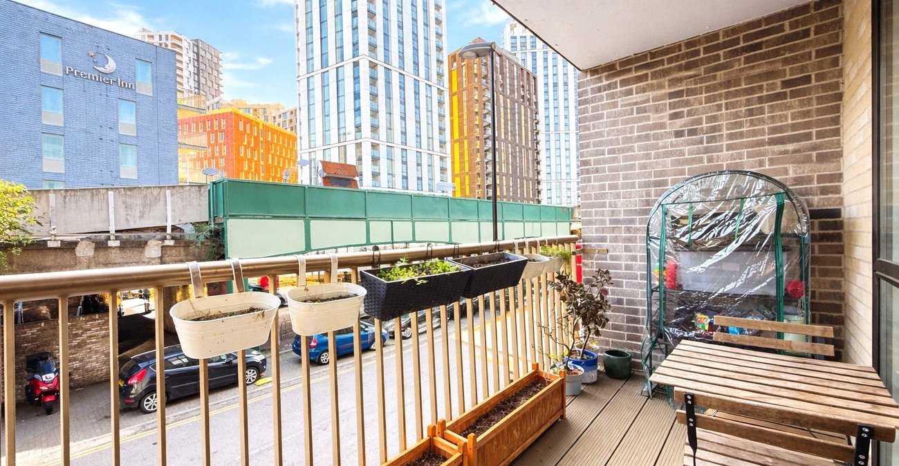 2 bedroom property for sale in London | Robinson Jackson