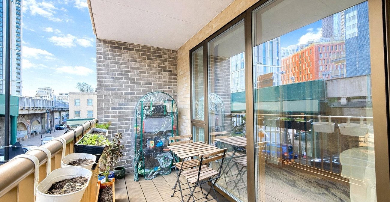 2 bedroom property for sale in London | Robinson Jackson