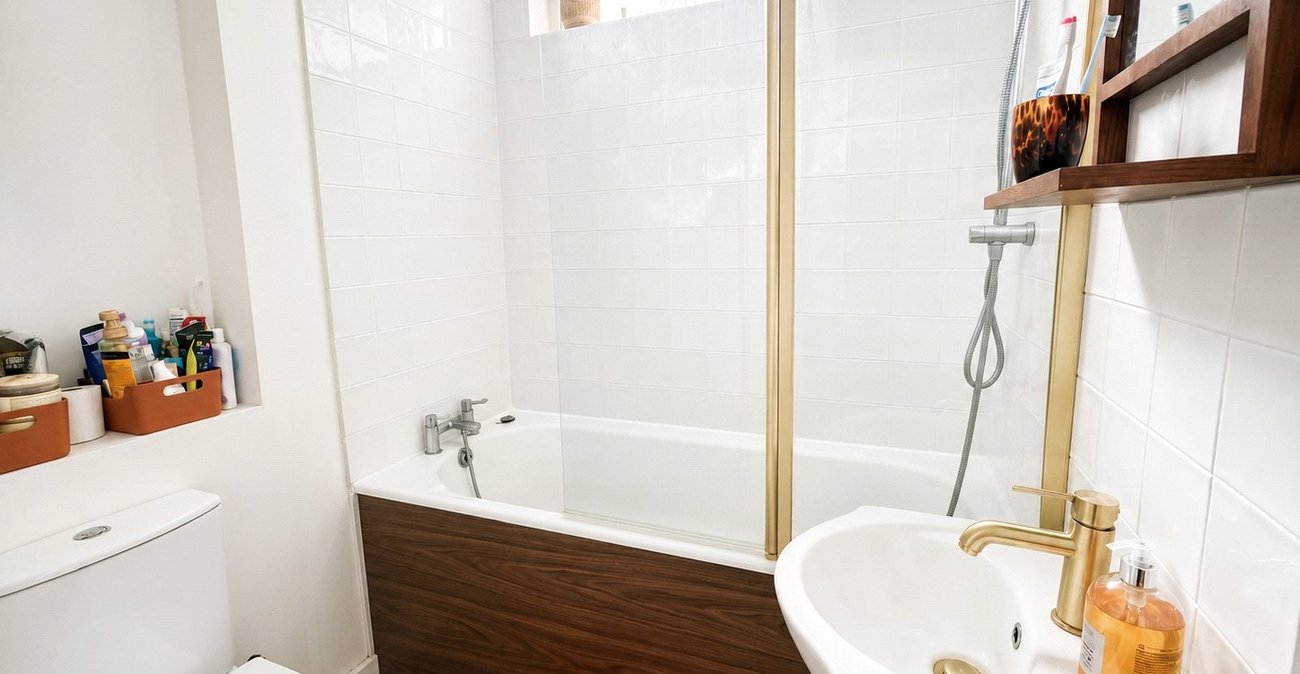 2 bedroom property for sale in London | Robinson Jackson