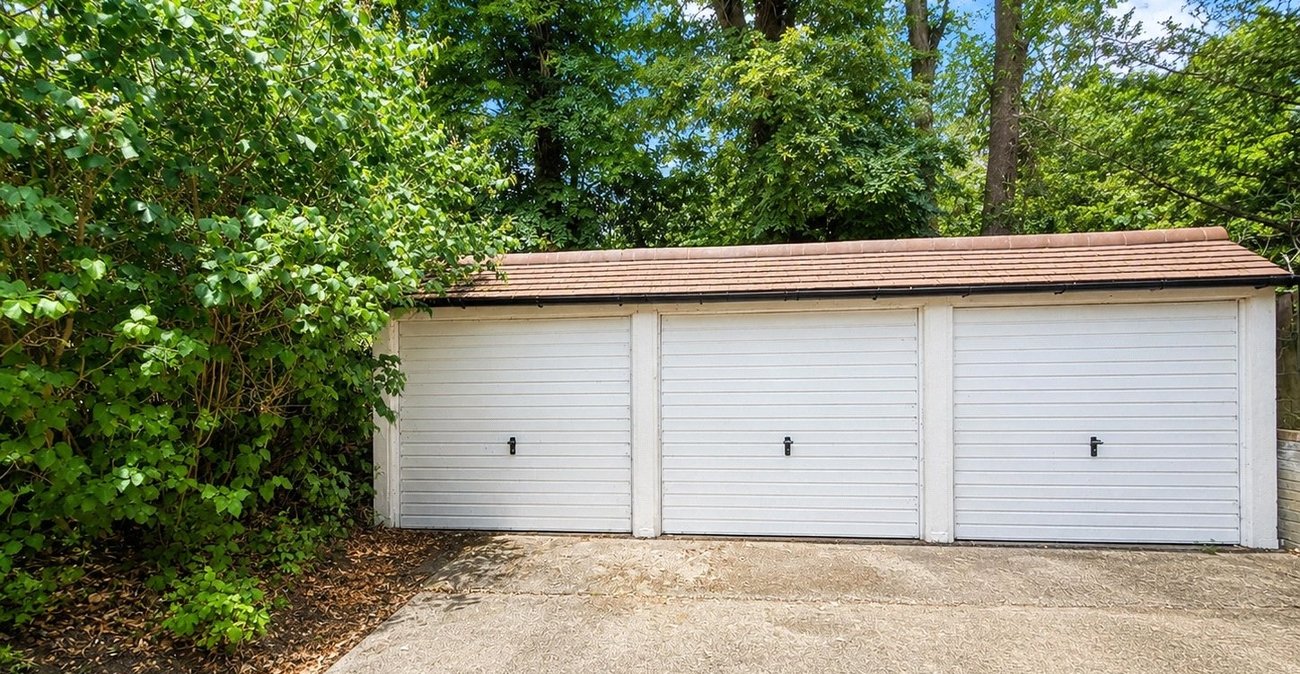 2 bedroom property for sale in London | Robinson Jackson