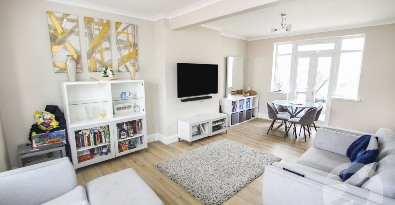 2 bedroom house for sale in London | Robinson Jackson