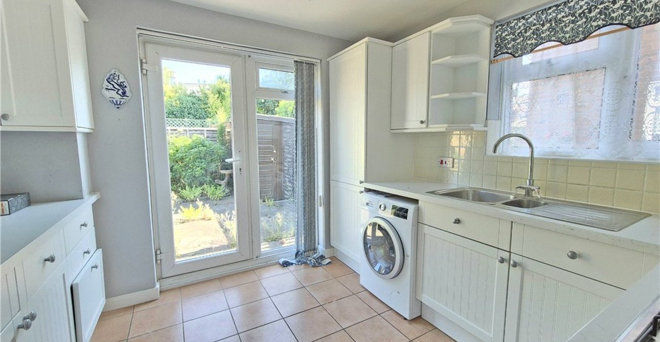 2 bedroom property for sale in Farnborough | Robinson Jackson