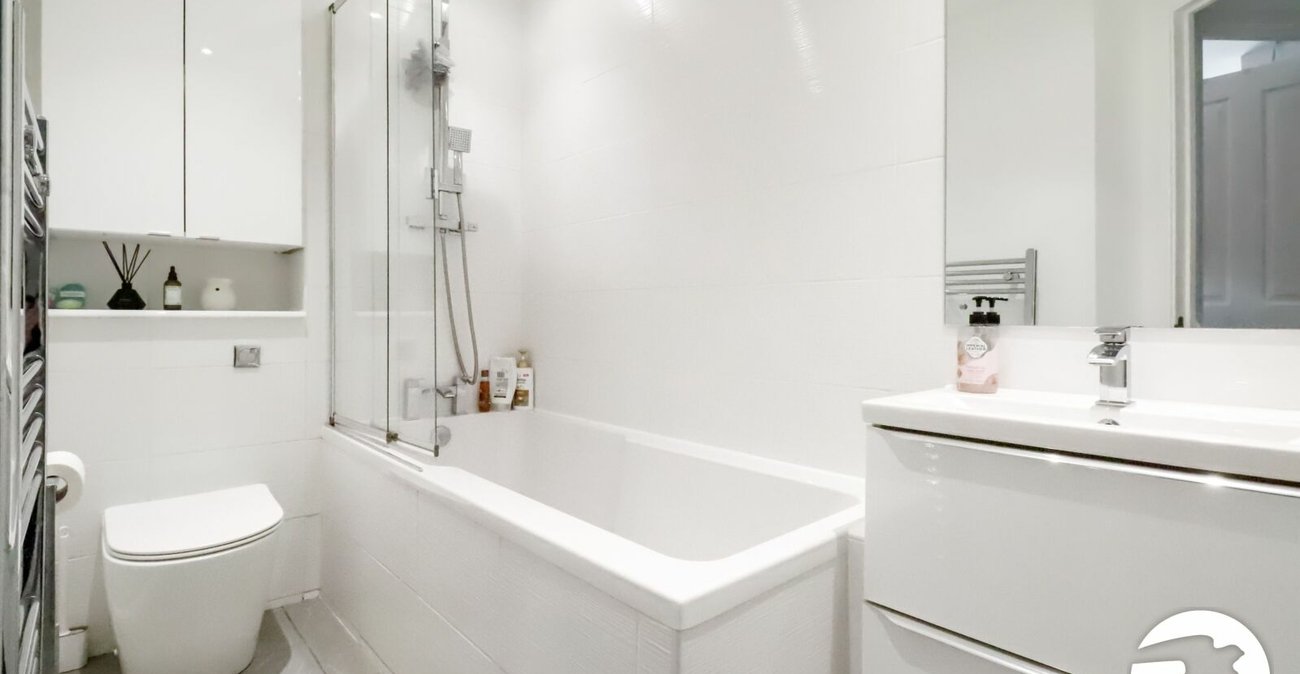 2 bedroom property for sale in London | Robinson Jackson