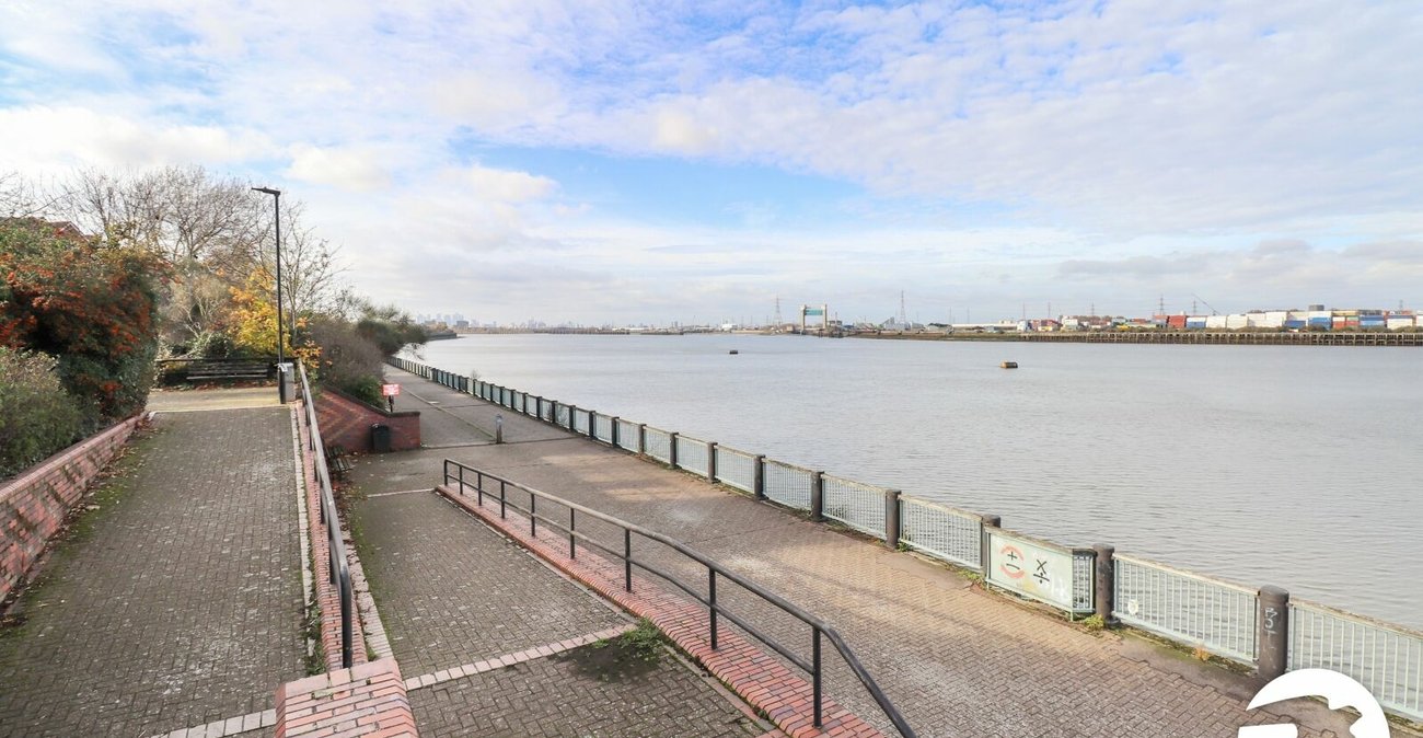 2 bedroom property for sale in London | Robinson Jackson