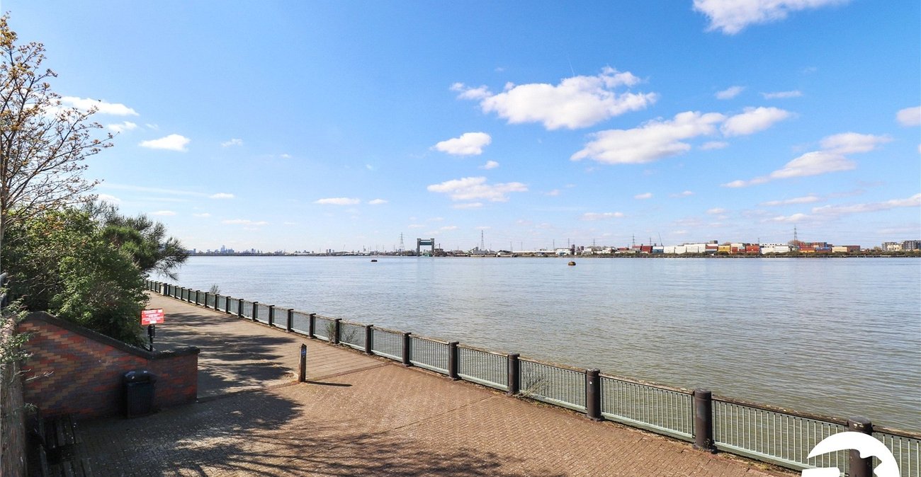 2 bedroom property for sale in London | Robinson Jackson