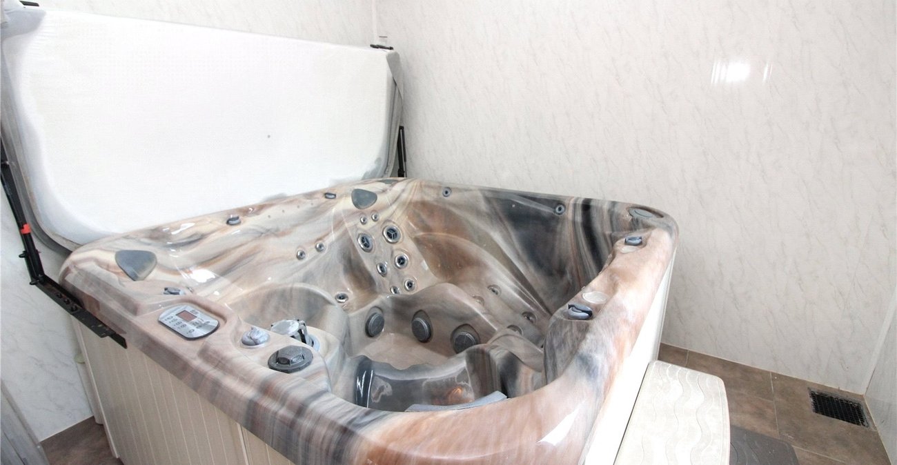 2 bedroom bungalow for sale in Weavering | Robinson Michael & Jackson