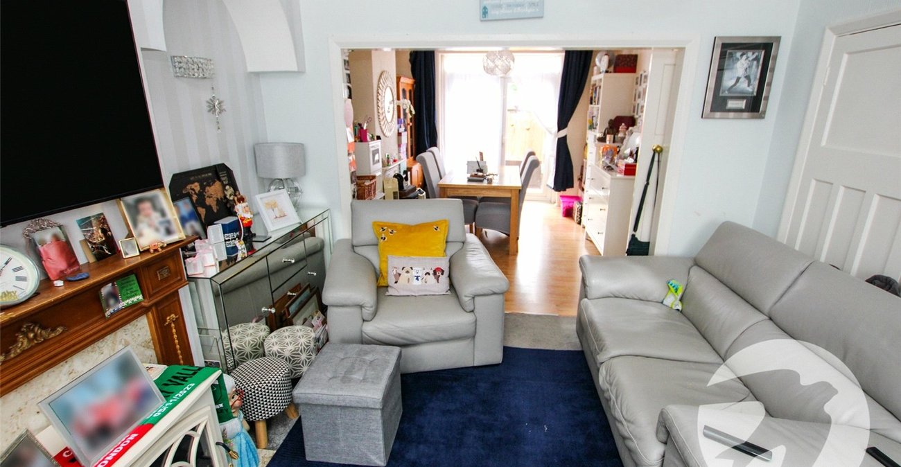 2 bedroom property for sale in London | Robinson Jackson