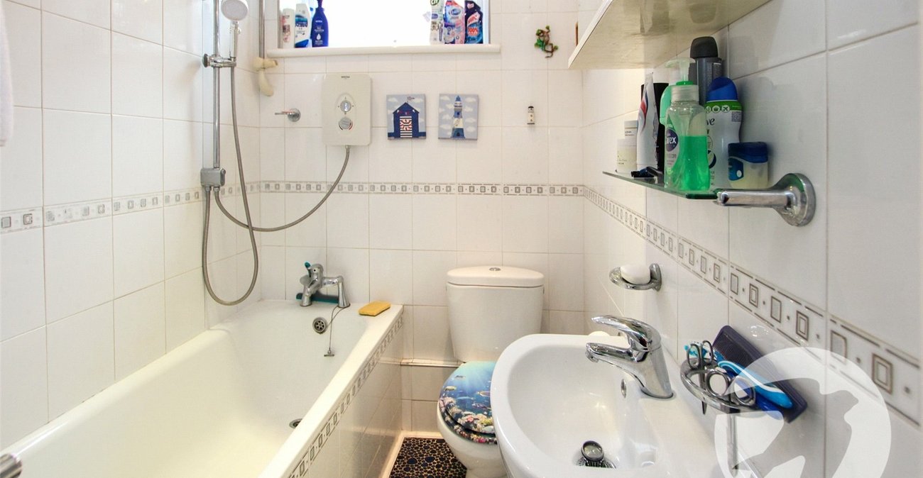 2 bedroom property for sale in London | Robinson Jackson