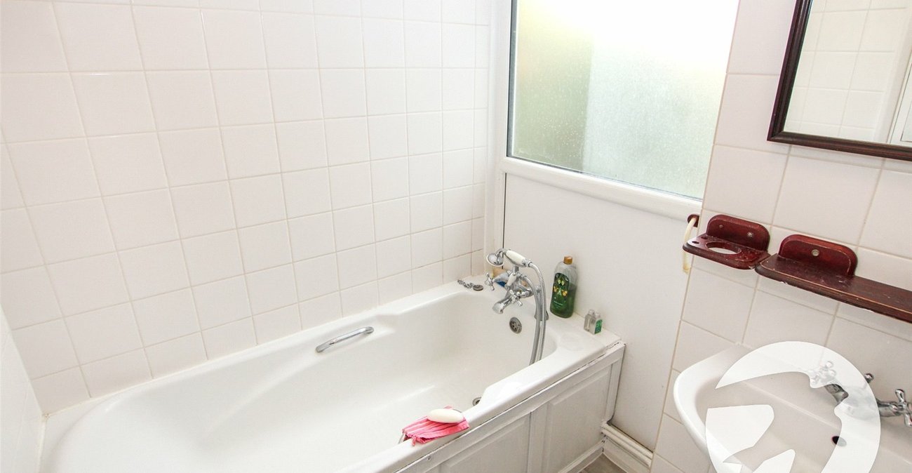 3 bedroom house for sale in London | Robinson Jackson