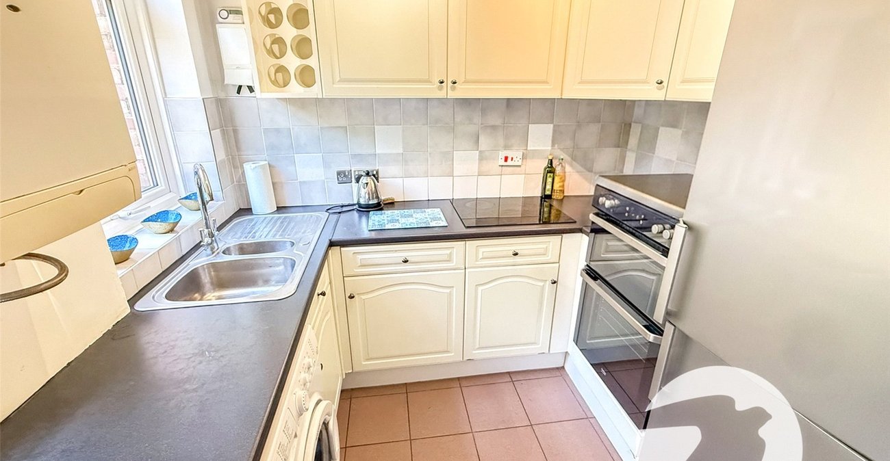 3 bedroom house for sale in London | Robinson Jackson