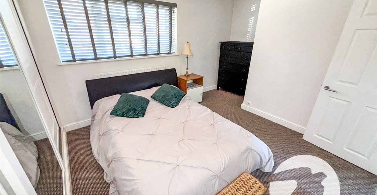 3 bedroom house for sale in London | Robinson Jackson