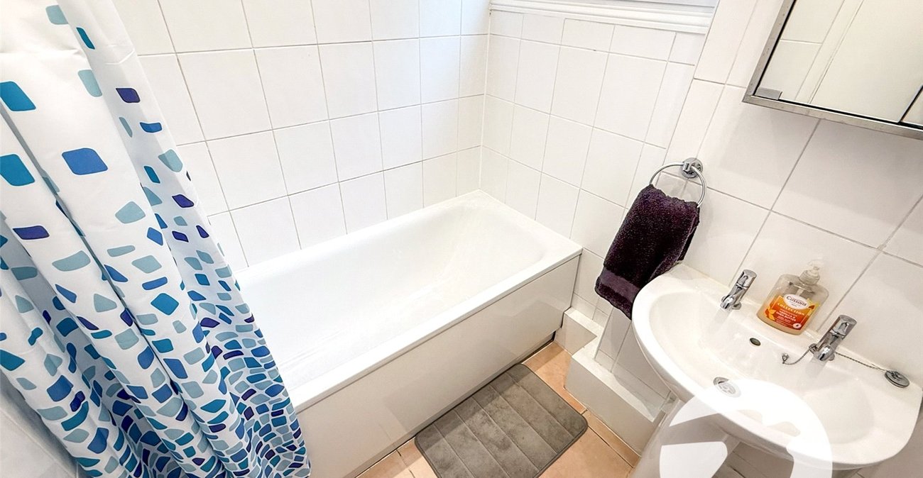 3 bedroom house for sale in London | Robinson Jackson
