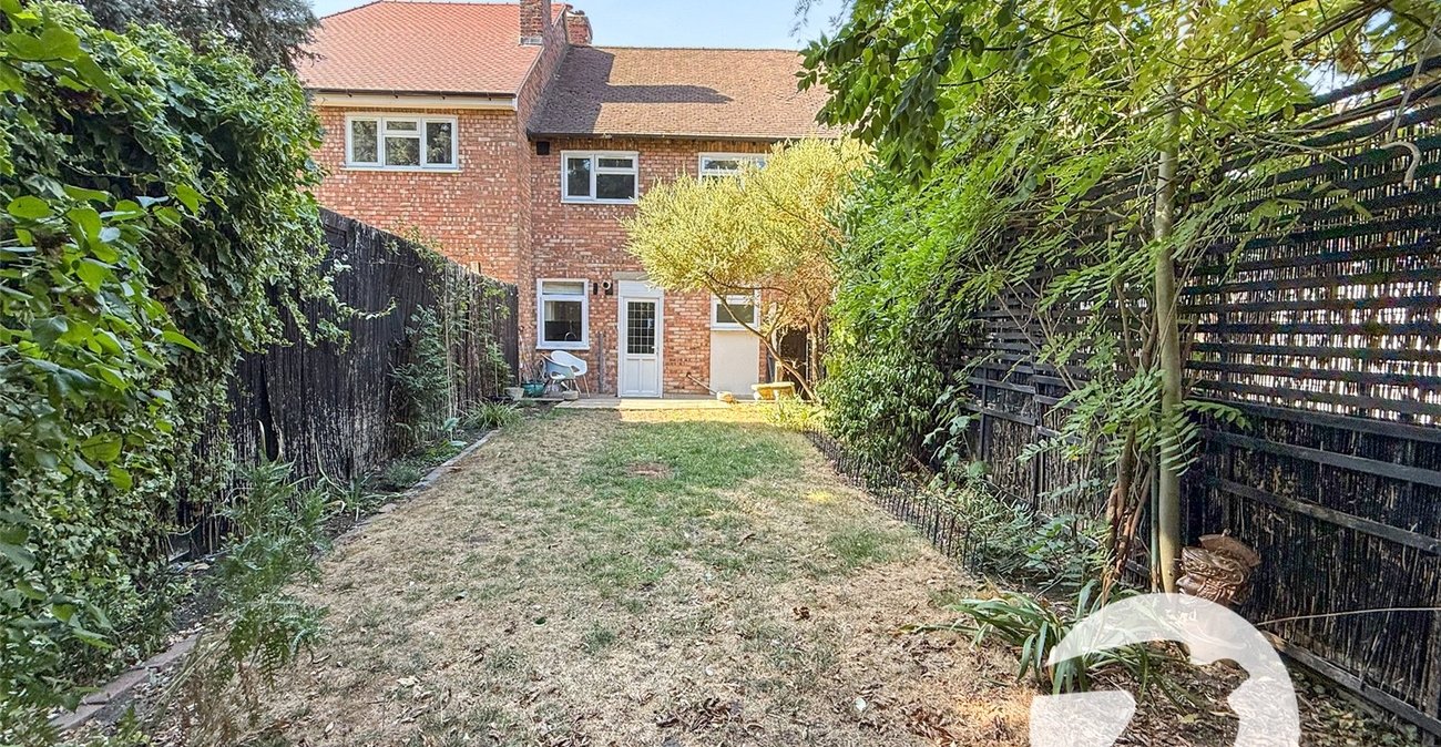 3 bedroom house for sale in London | Robinson Jackson