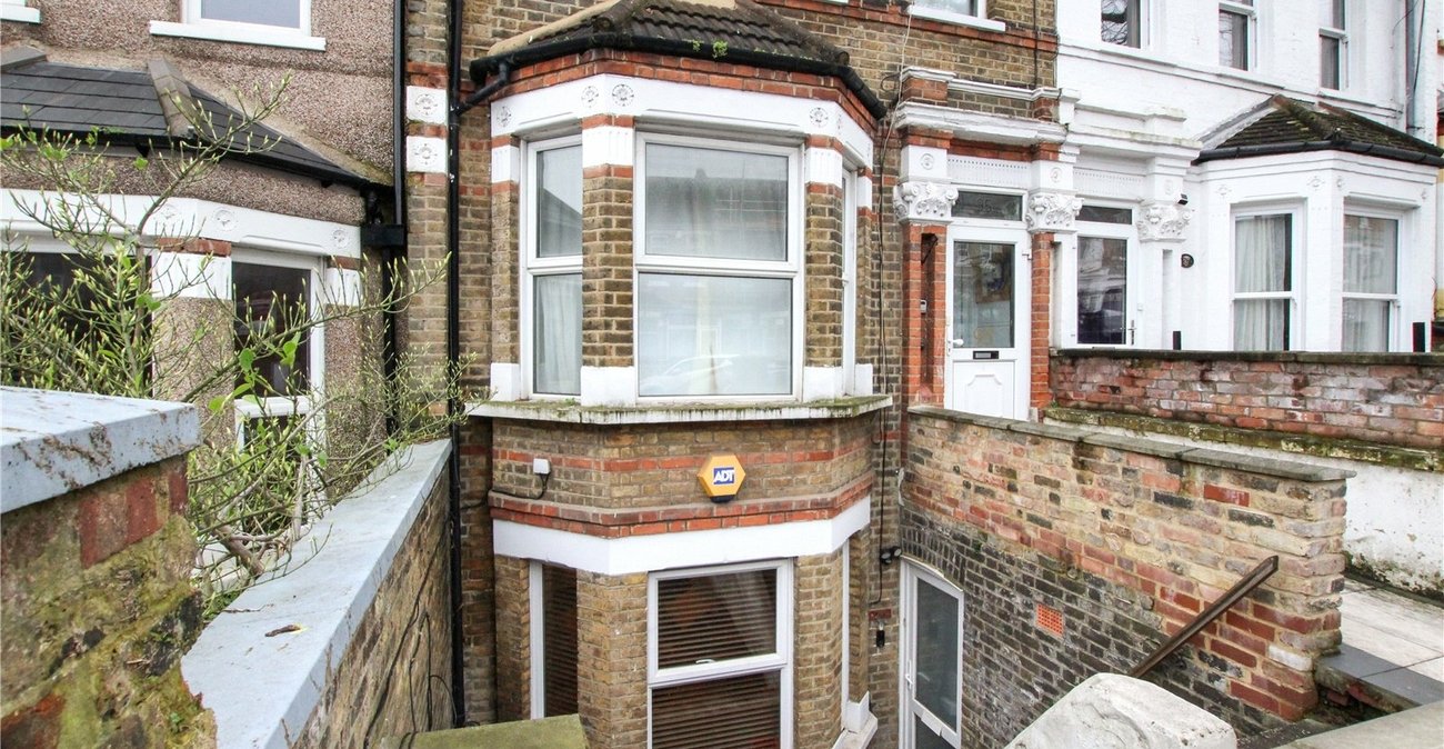 2 bedroom property for sale in London | Robinson Jackson