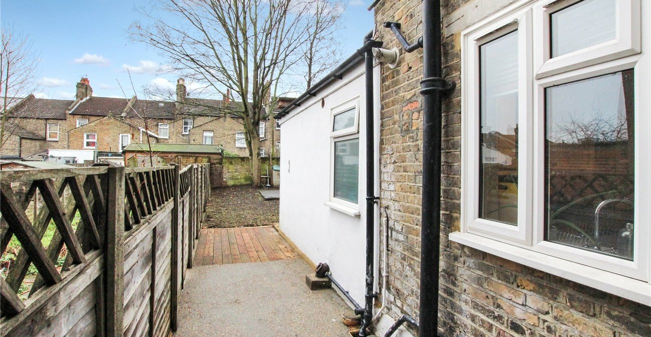 2 bedroom property for sale in London | Robinson Jackson