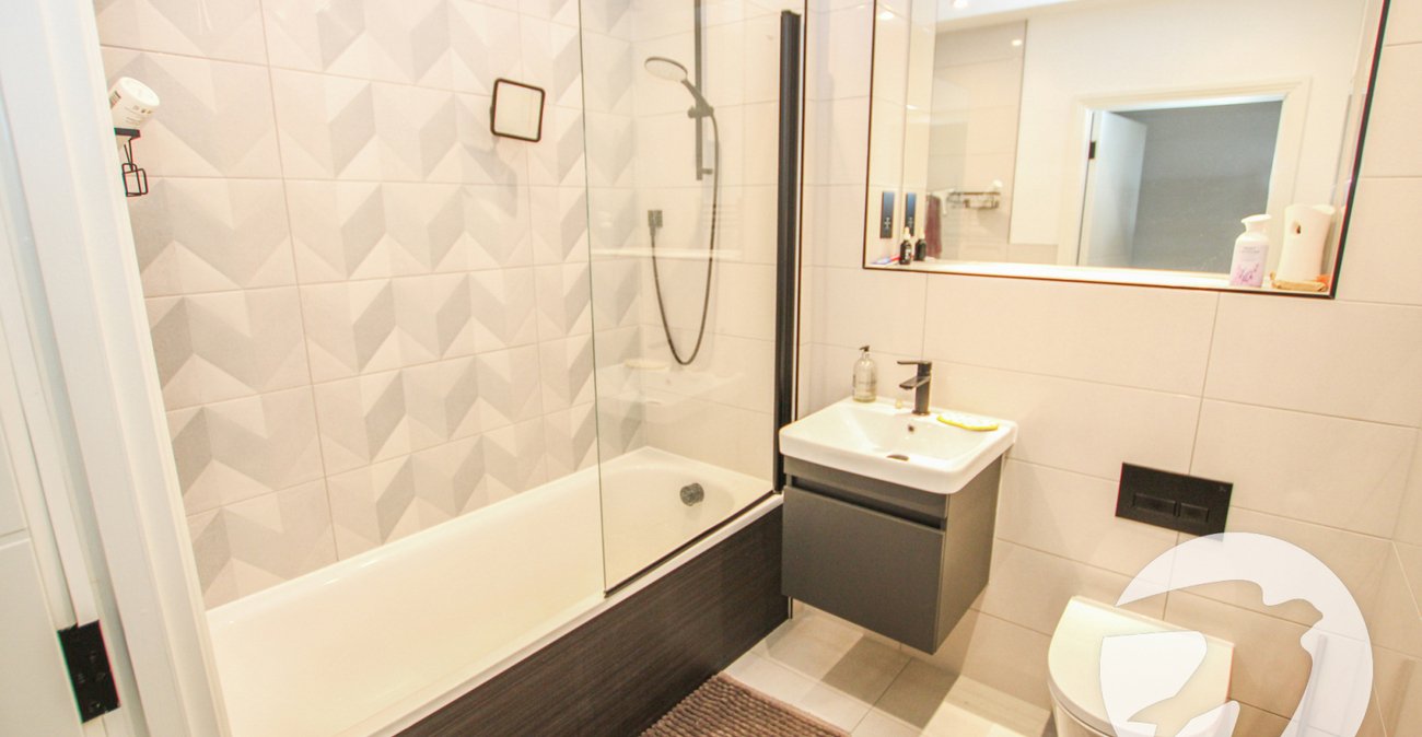 2 bedroom property for sale in London | Robinson Jackson