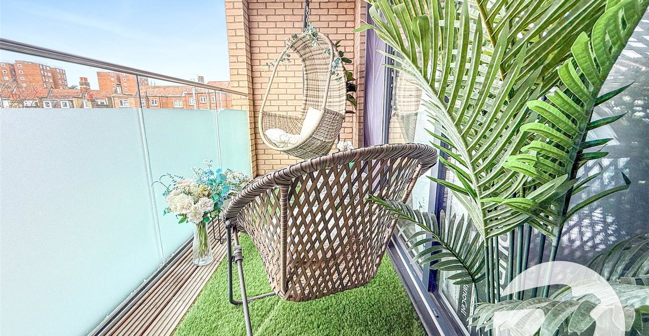 2 bedroom property for sale in London | Robinson Jackson