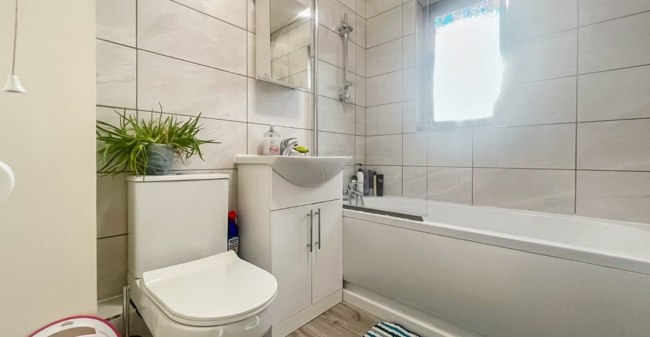 2 bedroom property for sale in Gravesend | Robinson Michael & Jackson