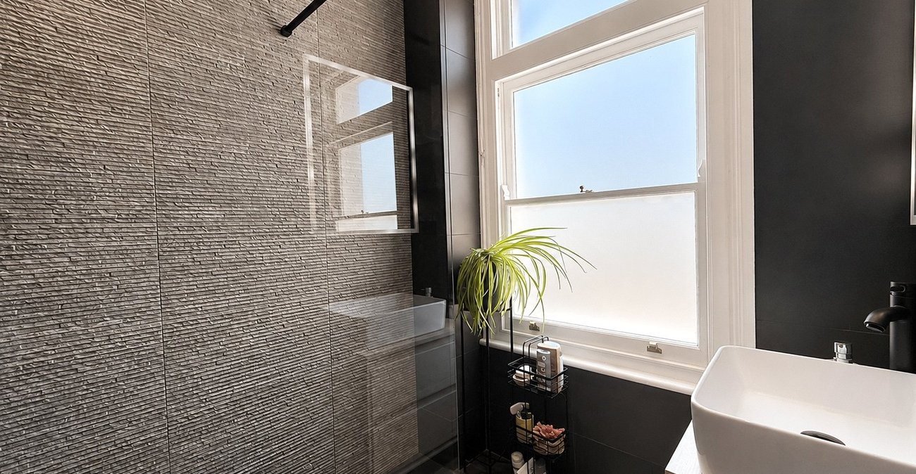 2 bedroom property for sale in London | Robinson Jackson
