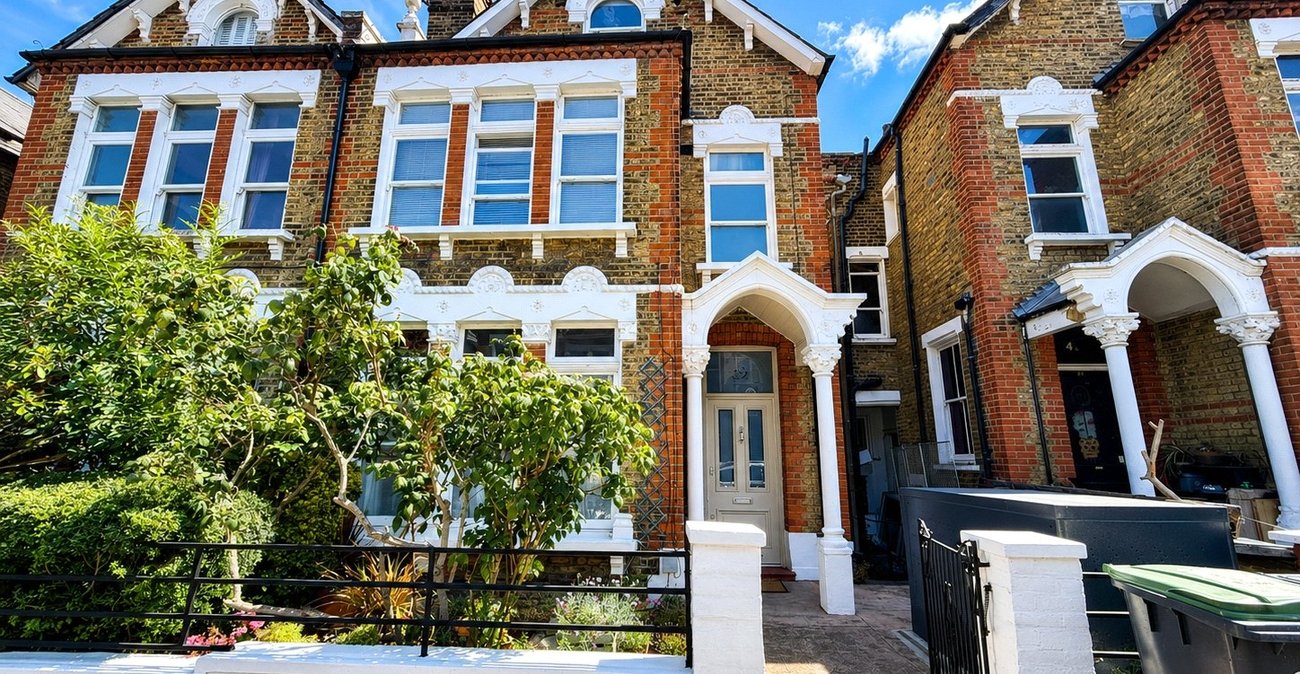 2 bedroom property for sale in London | Robinson Jackson
