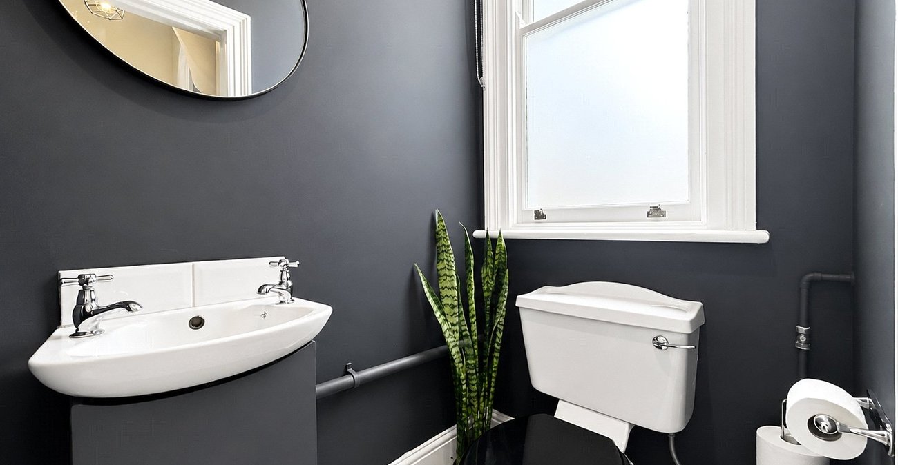2 bedroom property for sale in London | Robinson Jackson