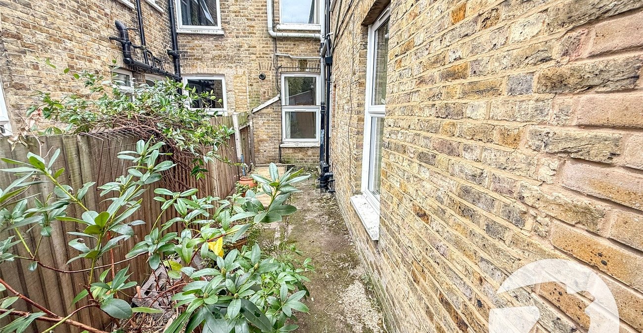 6 bedroom house for sale in London | Robinson Jackson