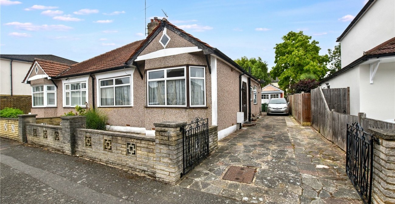 2 bedroom bungalow for sale in Bexleyheath | Robinson Jackson