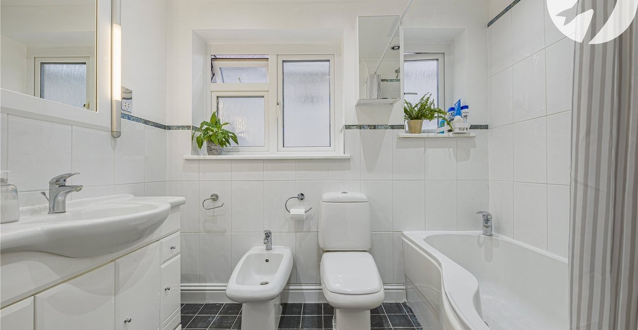 4 bedroom bungalow for sale in Dartford | Robinson Jackson