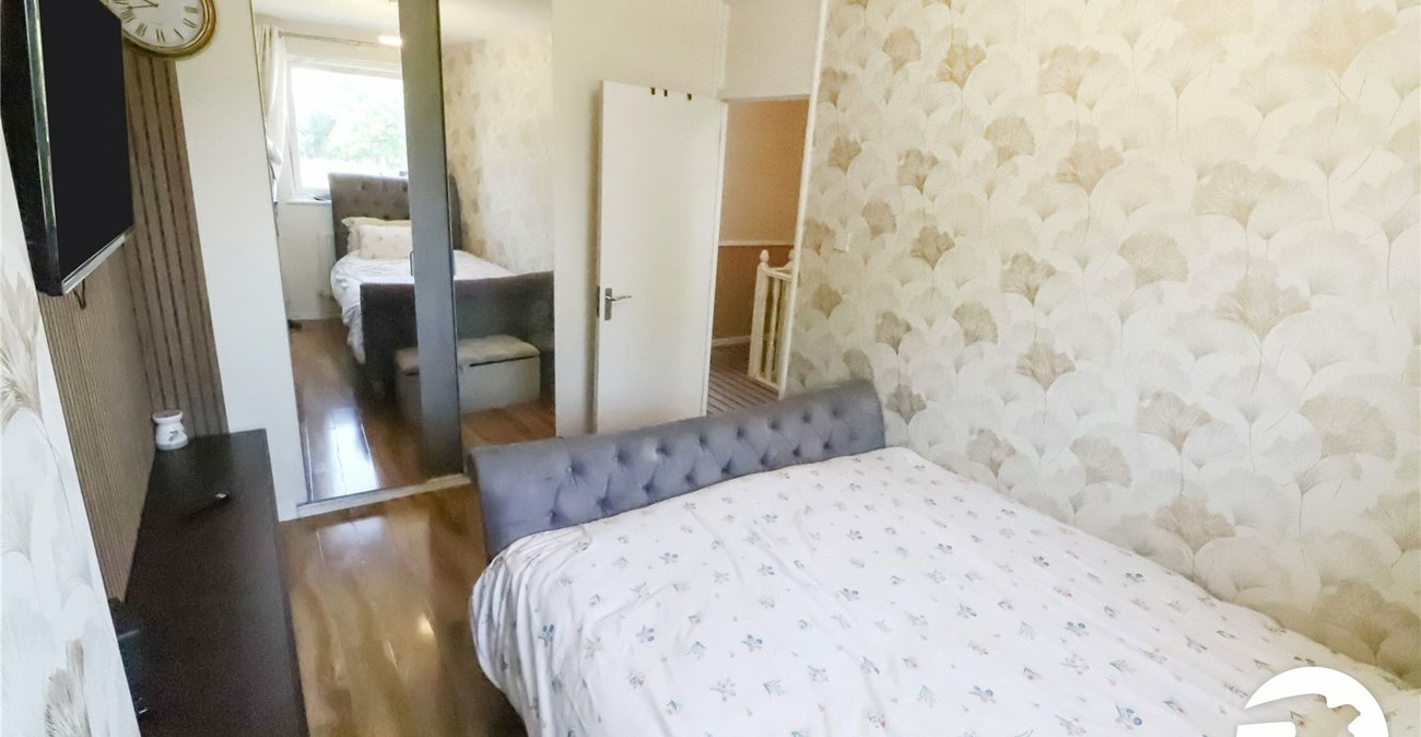 3 bedroom property for sale in London | Robinson Jackson