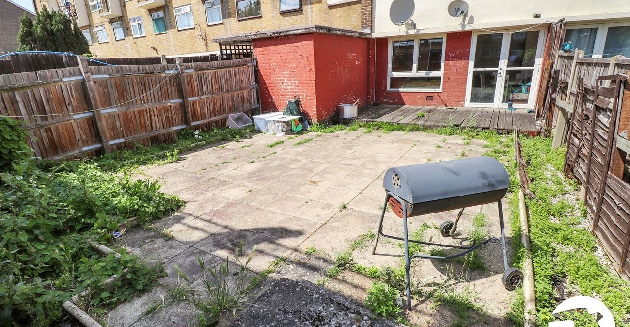 3 bedroom property for sale in London | Robinson Jackson