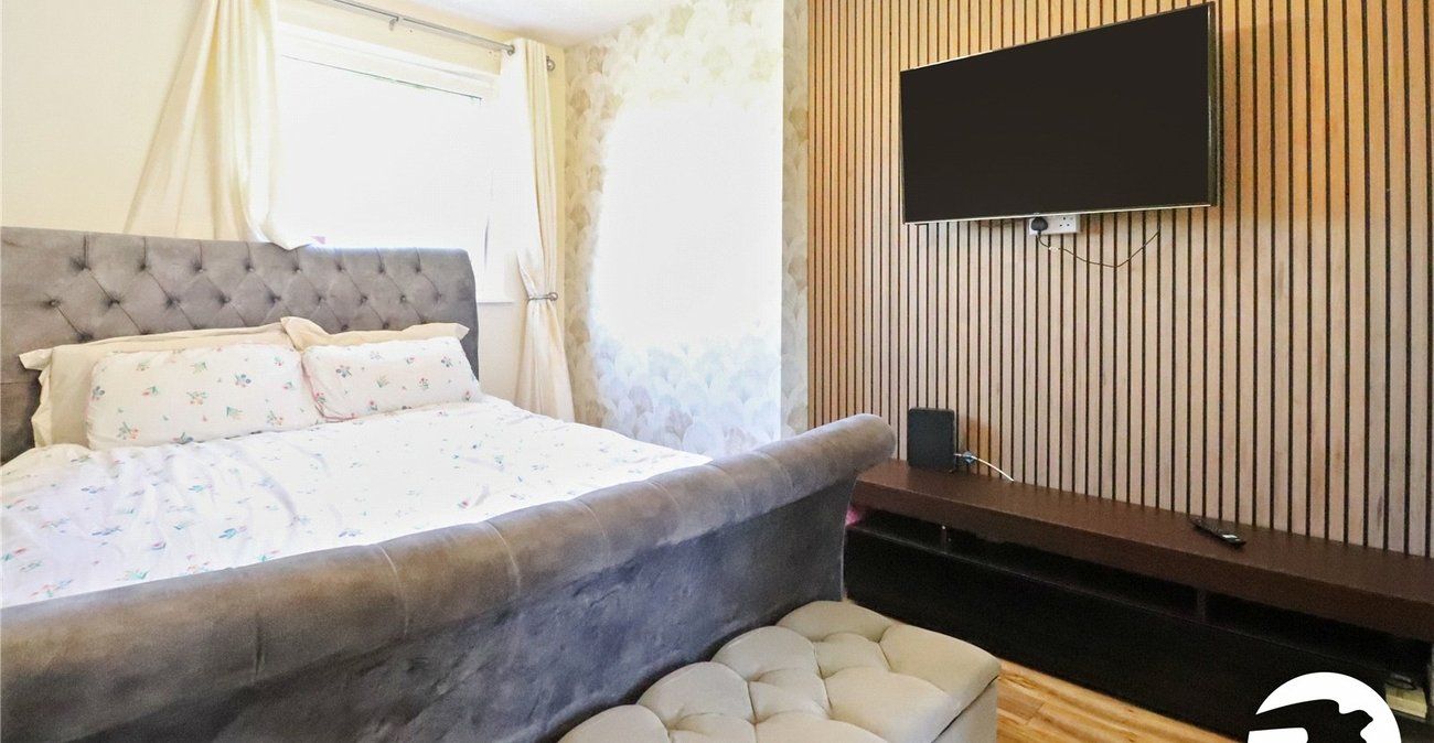 3 bedroom property for sale in London | Robinson Jackson