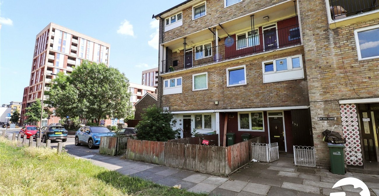 3 bedroom property for sale in London | Robinson Jackson