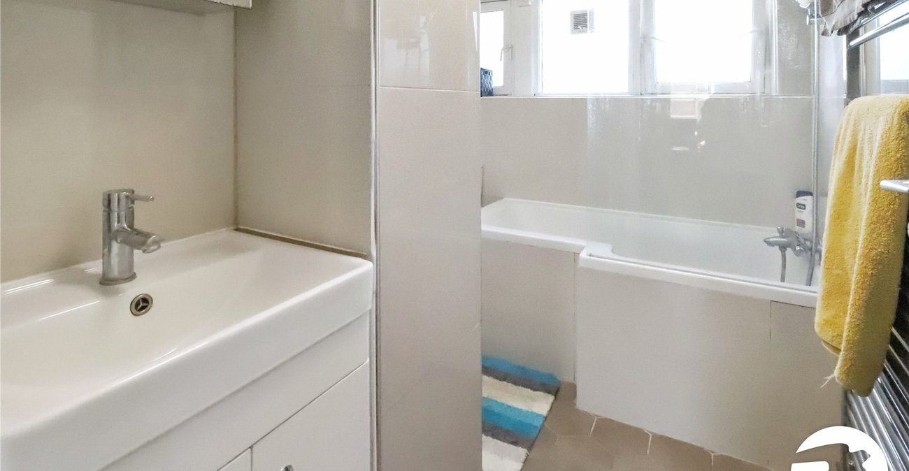 3 bedroom property for sale in London | Robinson Jackson