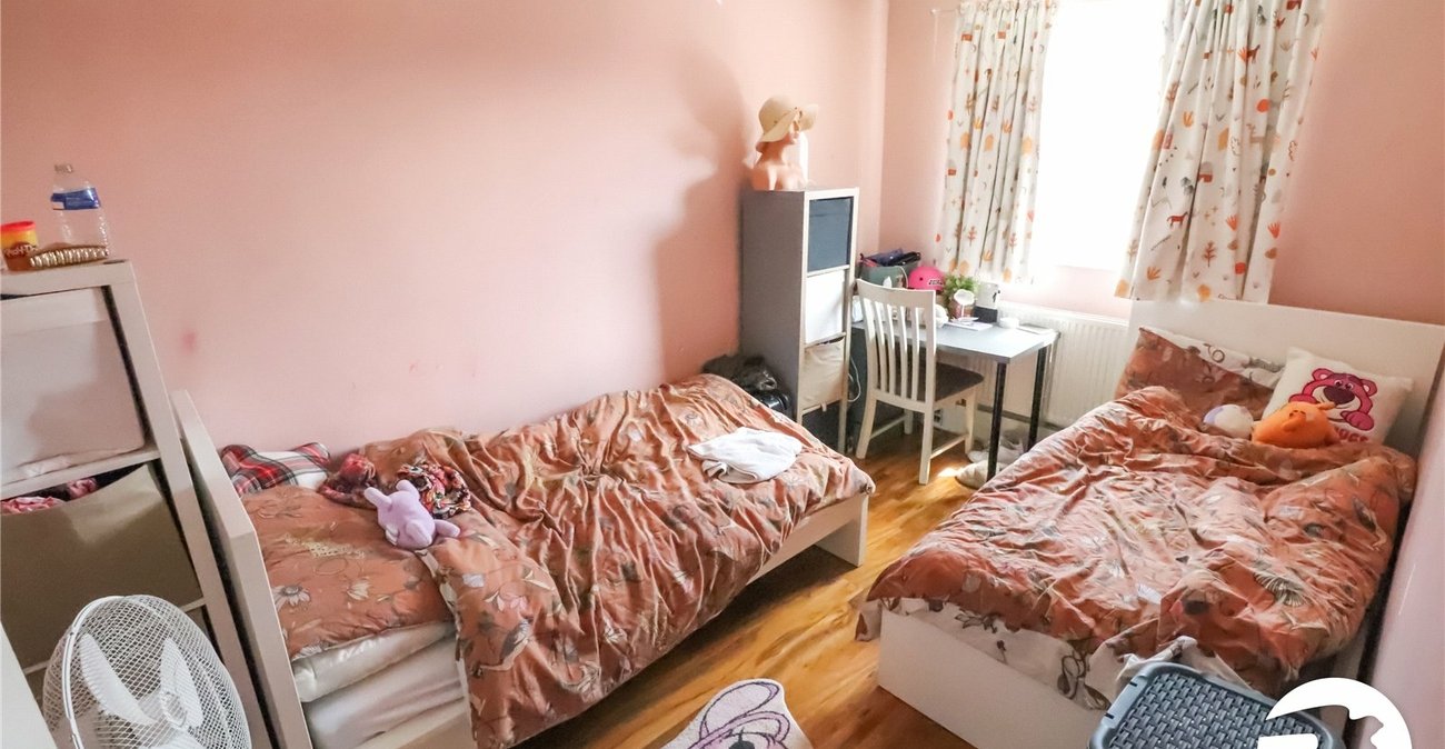 3 bedroom property for sale in London | Robinson Jackson