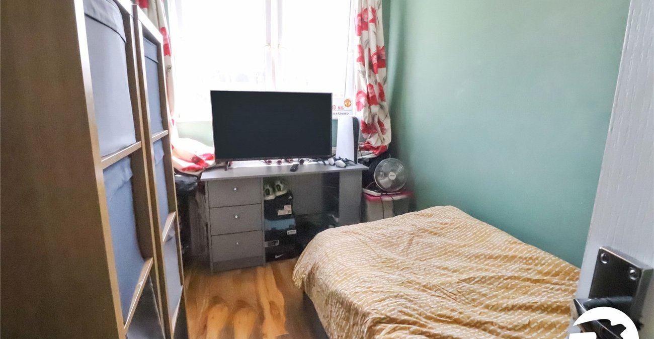 3 bedroom property for sale in London | Robinson Jackson