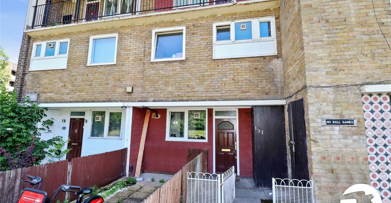 3 bedroom property for sale in London | Robinson Jackson