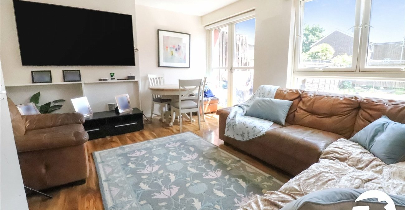 3 bedroom property for sale in London | Robinson Jackson