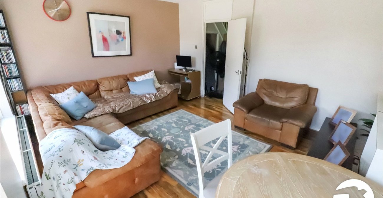 3 bedroom property for sale in London | Robinson Jackson