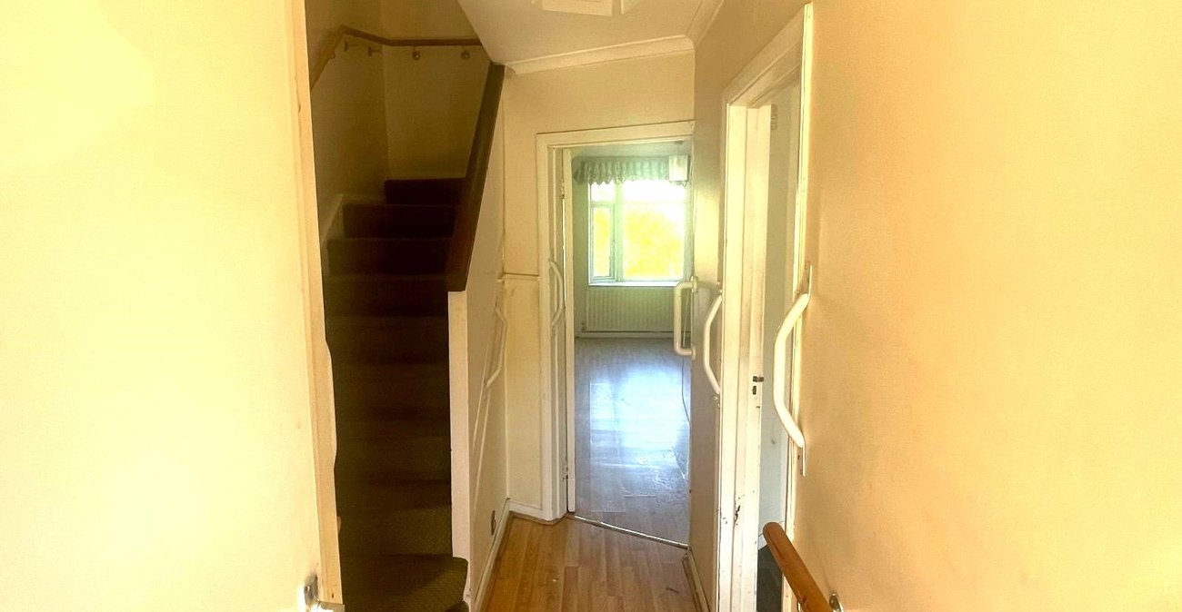 3 bedroom house for sale in London | Robinson Jackson