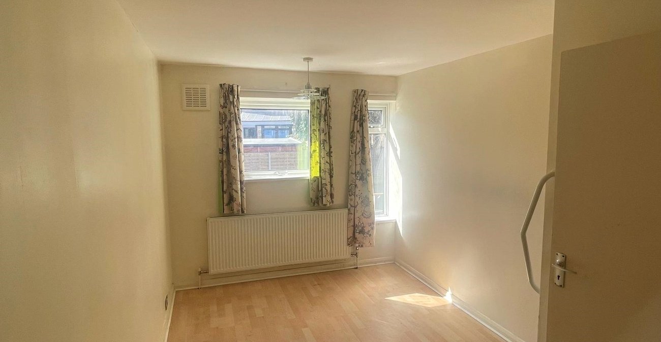 3 bedroom house for sale in London | Robinson Jackson