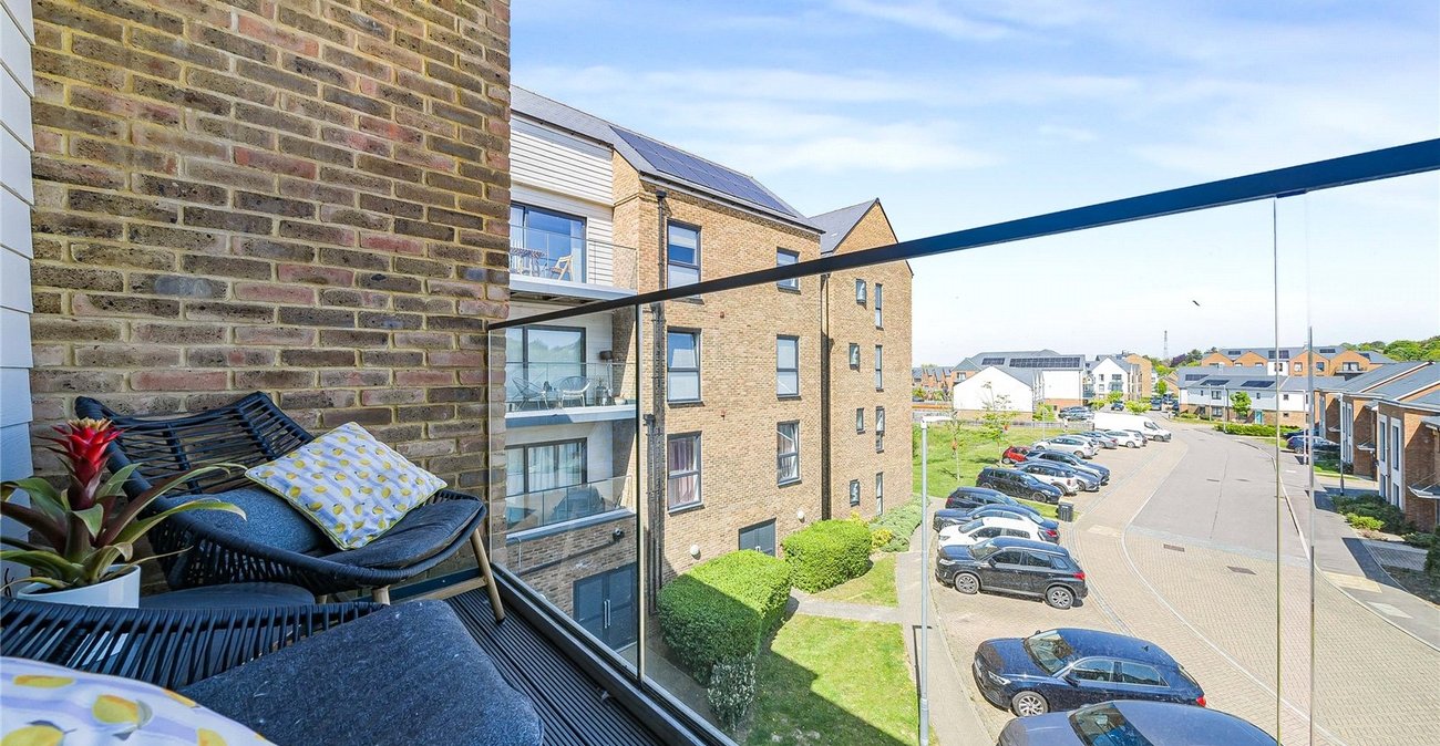 2 bedroom property for sale in Greenhithe | Robinson Jackson