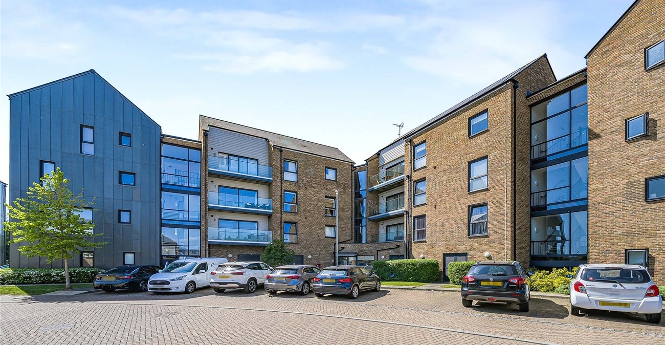 2 bedroom property for sale in Greenhithe | Robinson Jackson