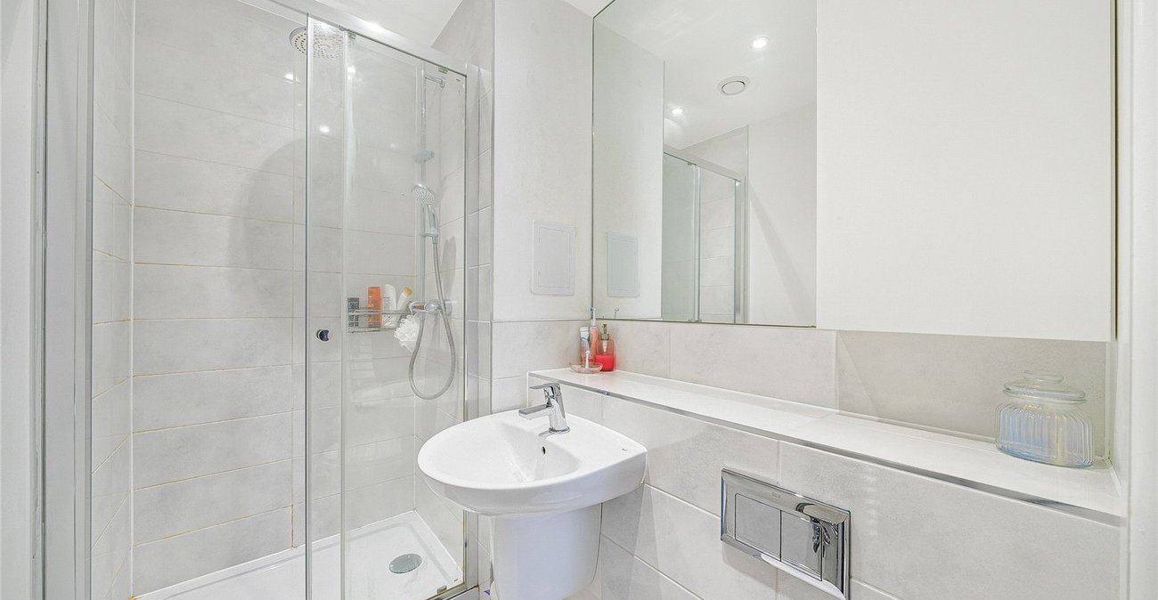 2 bedroom property for sale in Greenhithe | Robinson Jackson