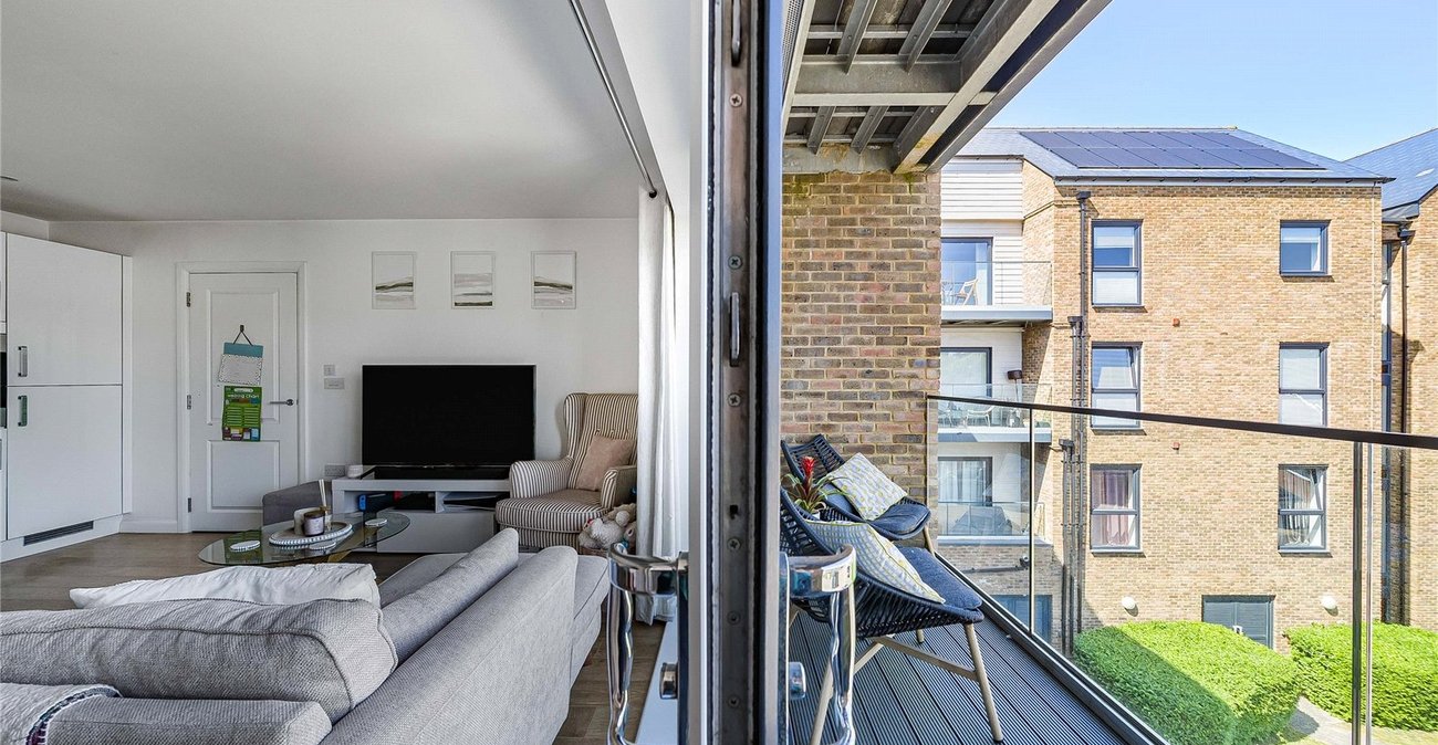 2 bedroom property for sale in Greenhithe | Robinson Jackson