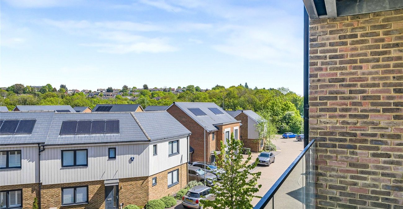2 bedroom property for sale in Greenhithe | Robinson Jackson