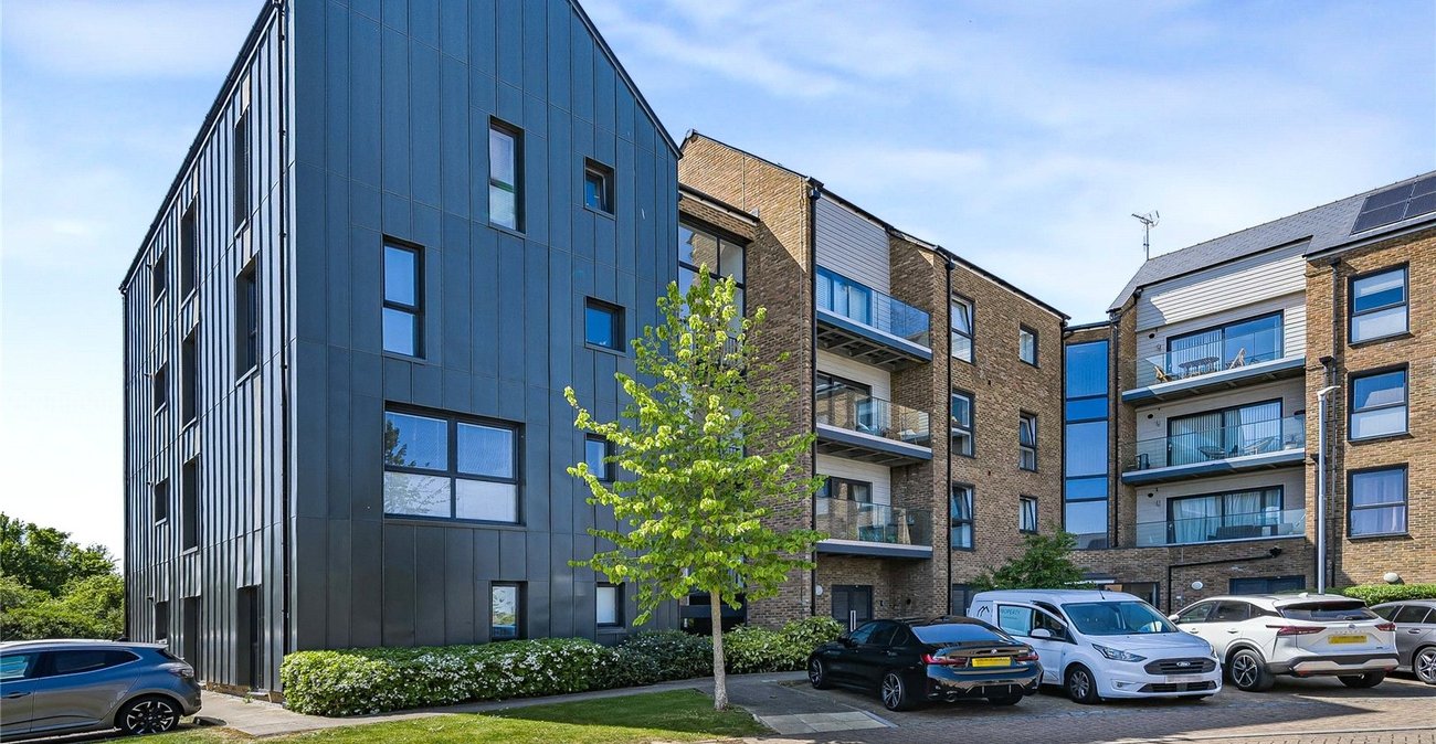 2 bedroom property for sale in Greenhithe | Robinson Jackson