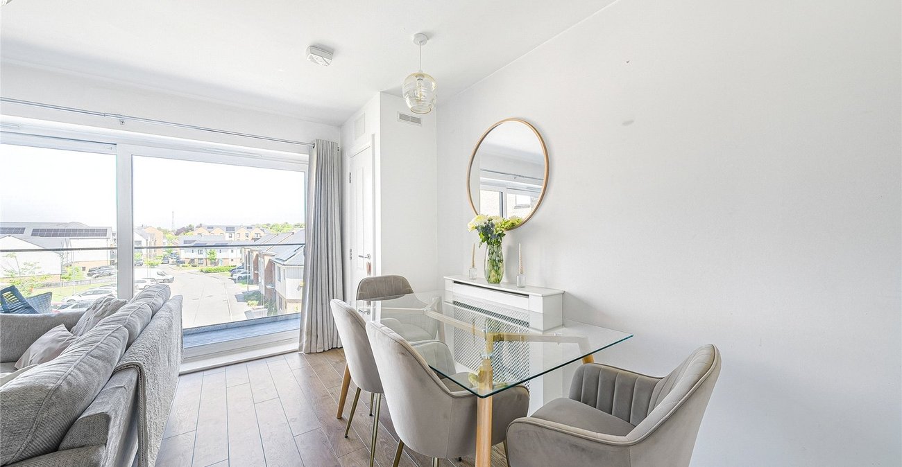 2 bedroom property for sale in Greenhithe | Robinson Jackson