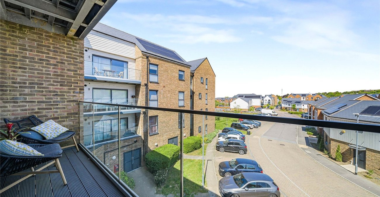2 bedroom property for sale in Greenhithe | Robinson Jackson